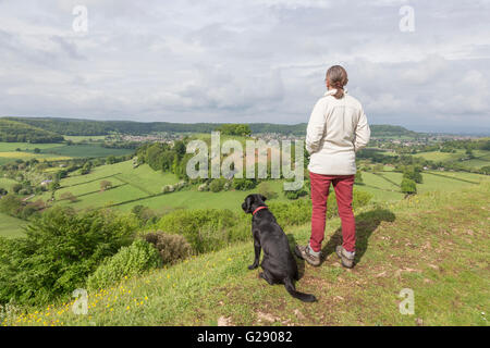 La struttura ad albero e rabboccato Downham collina in primavera da Uley Bury hillfort vicino a Dursley, Gloucestershire, England, Regno Unito Foto Stock
