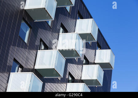 Frammento astratto di architettura contemporanea, a forma di cubo di balconi con vetro bianco ringhiere Foto Stock