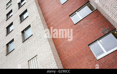 Abstract architettura urbana frammento, grigio e pareti in mattoni rossi con finestre Foto Stock