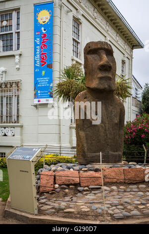 Un isola di pasqua Moai esposte presso il Museo Archeologico di Vina del Mar, Cile, America del Sud. Foto Stock