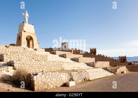 Belvedere sulla collina di San Cristobal al di sopra di Almeria con statua del Sacro Cuore di Gesù e resti di antiche mura di Jayrán Foto Stock