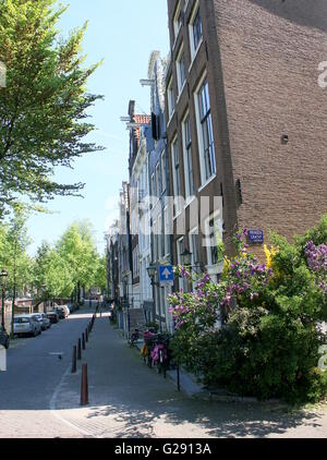 Vecchia Amsterdam canal house con fiori di primavera. Angolo di Leidsegracht e canale Prinsengracht, il quartiere Jordaan, centro di Amsterdam, Paesi Bassi Foto Stock