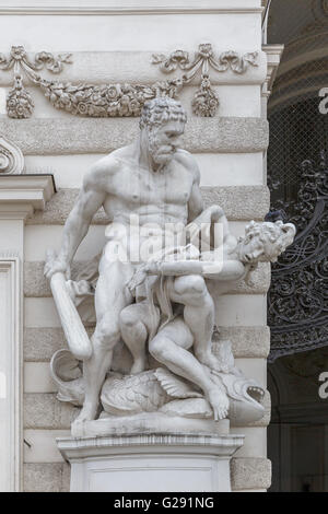 Composizione Le Fatiche di Ercole di fronte il Palazzo di Hofburg.Austria.Vienna Foto Stock