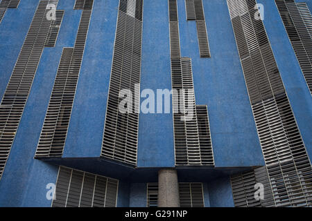 Interessante architettura edificio costituito da pannelli blu metallico e il lavoro della griglia Foto Stock