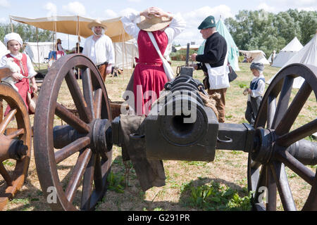 TEWKESBURY, Regno Unito - 17 Luglio 2015 : Legno & ferro battuto replica muso cannone carico il 17 luglio a Tewkesbury Festival medievale, REGNO UNITO Foto Stock