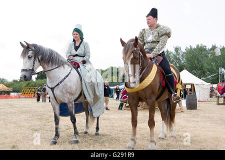 Tewkesbury, Regno Unito-Luglio 17, 2015: Signore & Lady in abito medievale a cavallo su 17 Luglio 2015 a Tewkesbury Festival medievale, REGNO UNITO Foto Stock