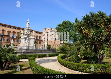 Teatro marmoreo fontana con il Palazzo dei Normanni in background, Piazza della Vittoria, Palermo, Sicilia, Italia Foto Stock