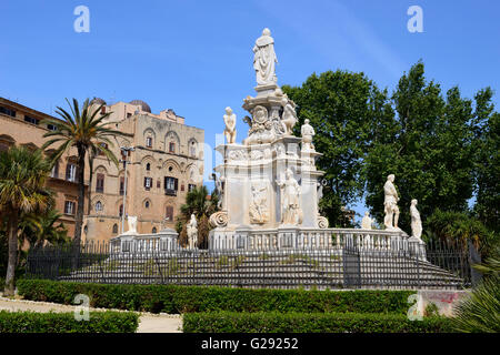 Teatro marmoreo fontana con il Palazzo dei Normanni in background, Piazza della Vittoria, Palermo, Sicilia, Italia Foto Stock