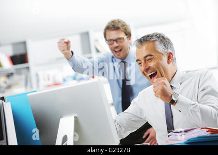 Due happy businessman matura per celebrare il loro successo Foto Stock