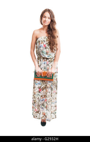 Capelli lunghi modello femminile in posa tenendo un portamonete isolato su bianco di sfondo per studio Foto Stock