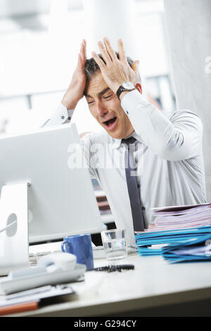 Imprenditore sotto stress, fatica e mal di testa, ha mantenuto le mani dietro la testa Foto Stock