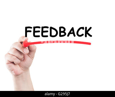 Mano la sottolineatura parola di feedback con un pennarello sul vetro trasparente e lo sfondo bianco con spazio di copia Foto Stock