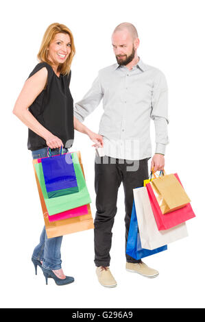 Mad marito e moglie felice utilizzando la carta di credito. Shopping in famiglia o giovane concetto isolato su sfondo bianco Foto Stock