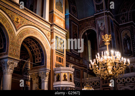 ATENE, Grecia - dedicata nel maggio 1862, la Cattedrale Metropolitana di Atene (nota anche come Cattedrale Metropolitana dell'Annunciazione) è la chiesa cattedrale dell'Arcivescovado di Atene e di tutta la Grecia. Si trova su una piazza non lontana da Monastiraki e dall'antica Agora. Foto Stock