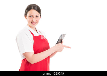 Ipermercato lavoratore di sesso femminile che utilizzano tablet isolati su sfondo bianco Foto Stock