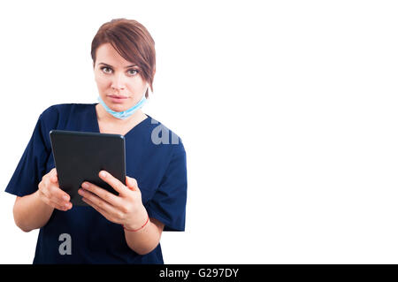 Bellissima femmina medico utilizzando tablet isolato su bianco copyspace Foto Stock