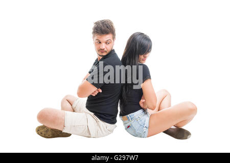 Sconvolto e triste giovane seduto di schiena o uno dietro l altro con le braccia incrociate. Problemi nel concetto di paradiso Foto Stock