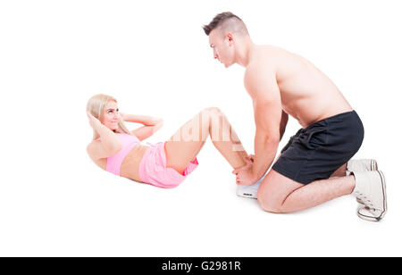 Personal trainer aiutando donna fitness per rendere sgranocchia isolato su bianco Foto Stock