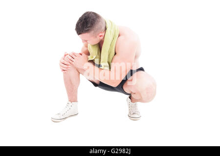 Uomo con il suo male e il ginocchio doloroso isolato su bianco Foto Stock
