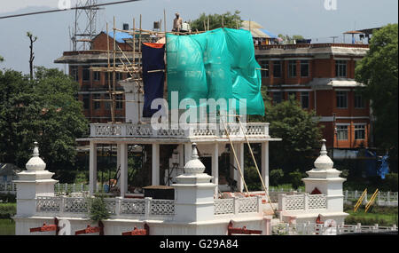 Kathmandu. 25 Maggio, 2016. Foto scattata il 25 Maggio 2016 mostra un tempio interno Ranipokhari, una storica laghetto artificiale sotto la ricostruzione, a Kathmandu, Nepal. Lo stagno è stato costruito nel XVII secolo e fu gravemente danneggiato durante il forte terremoto che ha colpito il 25 aprile dello scorso anno. Credito: Sunil Sharma/Xinhua/Alamy Live News Foto Stock