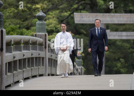 Ise-Shima, Giappone. 26 Maggio, 2016. Britains grande Primo Ministro David Cameron che arrivano presso il giardino dell'Ise Shrine in Ise-Shima, Giappone, 26 maggio 2016. I capi di Stato o di governo del G7 membro di soddisfare in Ise-Shima per un vertice. Foto: MICHAEL KAPPELER/dpa/Alamy Live News Foto Stock