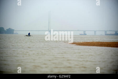 Nanchang, cinese della provincia di Jiangxi. 26 Maggio, 2016. Un pescatore cattura i pesci su un sommerso secca del Fiume Ganjiang, un ramo principale del Fiume Yangtze, di Nanchang, a est della capitale cinese della provincia di Jiangxi, 26 maggio 2016. La Cina ha messo in guardia contro le gravi inondazioni dopo molte province meridionali e orientali sperimentato alcuni dei peggiori tempeste in decenni. Il Yangtze, Huaihe e fiumi Xijiang può vedere "abbastanza grande' inondazioni di questo anno a causa di insolitamente pesante pioggia, secondo lo stato di controllo di inondazioni e siccità sede in rilievo in una dichiarazione. Credito: Hu Chenhuan/Xinhua/Alamy Live News Foto Stock