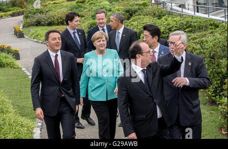 Il cancelliere tedesco Angela Merkel (CDU) sul suo modo di una foto di gruppo insieme a caratterizzando il Primo Ministro Matteo Renzi e laccati. Il Primo Ministro Shinzo Abe, mentre noi-presidente Barack Obama, Canadas Primo Ministro Justin Trudeau e Britains grande Primo Ministro David Cameron parlano nel retro e Francesca Presidente Francois Hollande e il Presidente della Commissione Europea Jean Claude Juncker a piedi nella parte anteriore in Ise-Shima, Giappone, 26 maggio 2016. Merkel partecipa al vertice dei capi di Stato e di governo degli Stati del G7 in Ise-Shima. Foto: MICHAEL KAPPELER/dpa Foto Stock