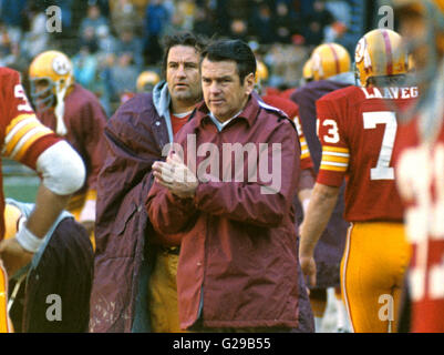 Washington, Distretto di Columbia, Stati Uniti d'America. 23 Maggio, 2016. Washington Redskins head coach e general manager George Allen in disparte durante la partita contro i Philadelphia Eagles al RFK Stadium di Washington, DC, domenica 7 novembre, 1971. Gli Eagles e Redskins giocato per un 7 - 7 il tirante. Credito: Arnie Sachs/CNP © Arnie Sachs/CNP/ZUMA filo/Alamy Live News Foto Stock