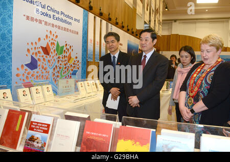 Wellington, Nuova Zelanda. 25 Maggio, 2016. Liu Qibao (2 L), capo del dipartimento Pubblicità del Partito Comunista della Cina (CPC) Comitato Centrale, assiste una foto e mostra del libro che ha messo insieme alcuni 70 foto e 400 libri per la presentazione di una diversificata in Cina da diversi aspetti a Queenstown, Nuova Zelanda, 25 maggio 2016. Liu è qui per una visita ufficiale di tre giorni in Nuova Zelanda a partire dal 24 maggio. © Qin Qing/Xinhua/Alamy Live News Foto Stock