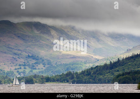 Lago di Windermere, RU. 26 maggio 2016 UK Meteo: nuvoloso pomeriggio sul Lago di Windermere con il sole su Fairfield Horseshoe rompere attraverso il credito: Gordon Shoosmith/Alamy Live News Foto Stock