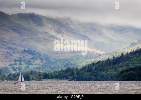 Lago di Windermere, RU. 26 maggio 2016 UK Meteo: nuvoloso pomeriggio sul Lago di Windermere con il sole su Fairfield Horseshoe rompere attraverso il credito: Gordon Shoosmith/Alamy Live News Foto Stock