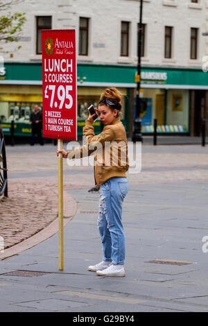 Dundee, Tayside, Scotland, Regno Unito, maggio. 26 2016. Una donna polacca nel centro città di Dundee tenendo un cartellone pubblicitario pranzo grande tratta servita a Antalia ristorante turco. Credito: Dundee fotografico / Alamy Live News Foto Stock