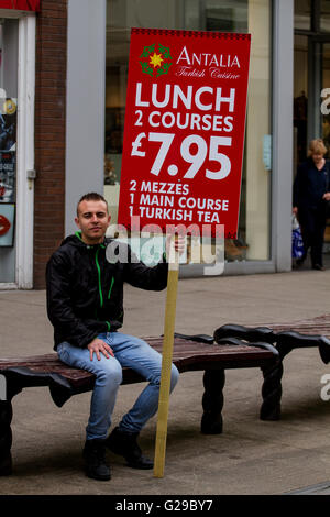 Dundee, Tayside, Scotland, Regno Unito. Il 26 maggio 2016. Un uomo polacco nel centro città di Dundee tenendo un cartellone pubblicitario pranzo grande tratta servita a Antalia ristorante turco. Credito: Dundee fotografico / Alamy Live News Foto Stock