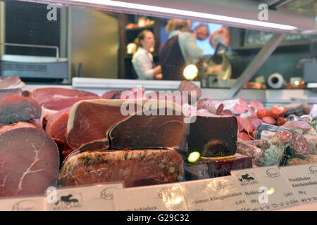 Carne e salumi prodotti può essere visto in un negozio in una macelleria a Berlino, Germania, 23 maggio 2016. Foto: Maurizio Gambarini/dpa Foto Stock