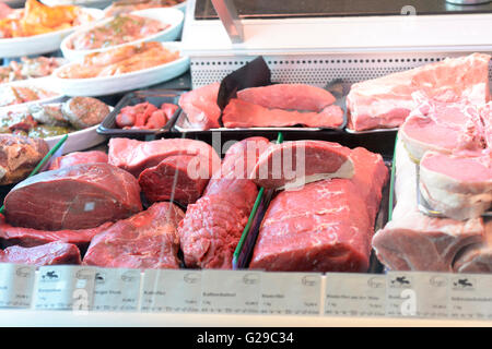 Carne e salumi prodotti può essere visto in un negozio in una macelleria a Berlino, Germania, 23 maggio 2016. Foto: Maurizio Gambarini/dpa Foto Stock