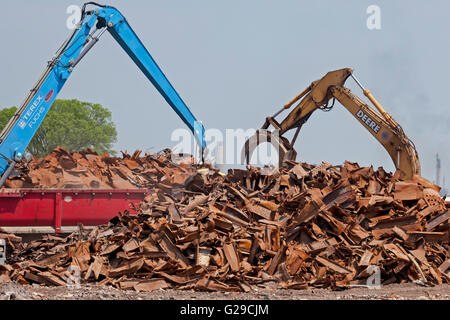 Marysville, Michigan STATI UNITI D'AMERICA - rimozione dei detriti dalla demolizione del DTE Energy di impianto alimentato a carbone. Foto Stock