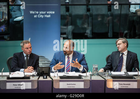 Londra, Regno Unito. 25 Maggio, 2016. London Assembly membri Peter Whittle (UK Independence Party), David Kurten (UK Independence Party) e Tony Devenish (Partito Conservatore) frequentare il primo sindaco del Tempo delle interrogazioni, di Sadiq Khan's mayoralty in Municipio come sindaco di Londra. Credito: Mark Kerrison/Alamy Live News Foto Stock