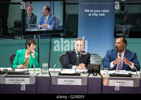 Londra, Regno Unito. 25 Maggio, 2016. London Assembly membri Caroline Pidgeon MBE (gruppo del Partito europeo dei liberali democratici partito), Peter Whittle (UK Independence Party) e David Kurten (UK Independence Party) frequentano il primo sindaco del Tempo delle interrogazioni, di Sadiq Khan's mayoralty in Municipio come sindaco di Londra. Credito: Mark Kerrison/Alamy Live News Foto Stock