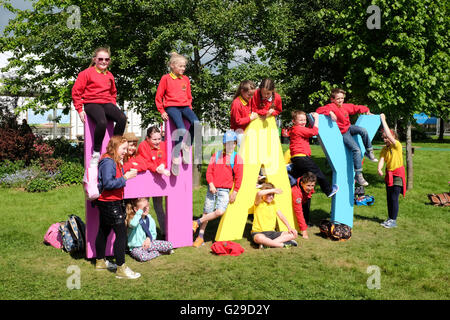 Festival di fieno, Hay on Wye, Wales, Regno Unito - 26 Maggio, 2016. Giorno di apertura per questa anni opere letterarie e arts festival che corre fino al giugno 5th. Il sole si rompe attraverso nel tardo pomeriggio del giorno di apertura a Hay dando scolari la possibilità di crogiolarvi al sole. Foto Stock