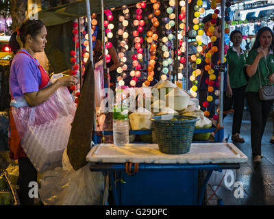 26 maggio 2016 - Bangkok Bangkok, Thailandia - una acqua di cocco venditore imposta in Silom Road mercato notturno. Il mercato notturno in Silom Road, vicino a Bangkok il famoso di Patpong area turistica, viene chiuso da Bangkok di governo municipale. I fornitori sono stati avvisati del fatto che dovranno lasciare il marciapiede sulla Silom Road per la fine di maggio 2016. Il mercato è l'ultima strada del mercato di essere arrestato da funzionari della città come parte del programma del governo per pulire fino a Bangkok. La Via Silom night market vende principalmente orientato turistica vestiti, poco costoso arte tailandese e il bootleg del film su DVD. (Credito Immagine: © Jack Foto Stock