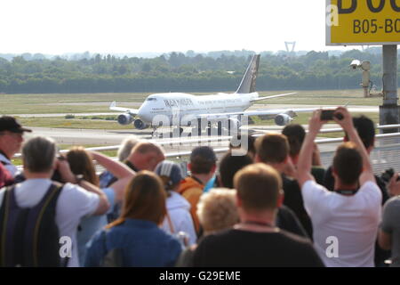 Duesseldorf, Germania. 26 Maggio, 2016. La heavy metal band Iron Maiden terre in un privato Boeing 747 all'aeroporto di Duesseldorf, Germania, 26 maggio 2016. La band è in esecuzione al festival "Rock im Revier." Foto: David Giovani/dpa/Alamy Live News Foto Stock