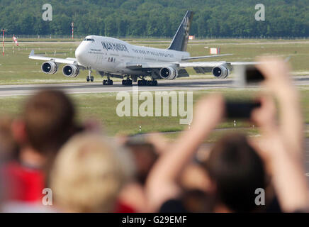 Duesseldorf, Germania. 26 Maggio, 2016. La heavy metal band Iron Maiden terre in un privato Boeing 747 all'aeroporto di Duesseldorf, Germania, 26 maggio 2016. La band è in esecuzione al festival "Rock im Revier." Foto: David Giovani/dpa/Alamy Live News Foto Stock