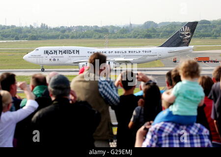 Duesseldorf, Germania. 26 Maggio, 2016. La heavy metal band Iron Maiden terre in un privato Boeing 747 all'aeroporto di Duesseldorf, Germania, 26 maggio 2016. La band è in esecuzione al festival "Rock im Revier." Foto: David Giovani/dpa/Alamy Live News Foto Stock