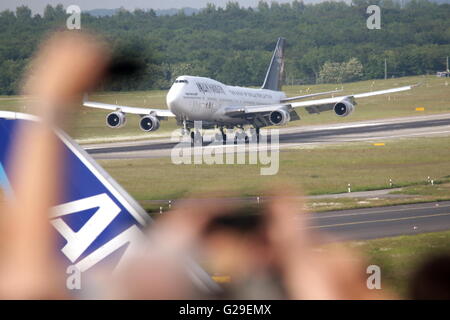 Duesseldorf, Germania. 26 Maggio, 2016. La heavy metal band Iron Maiden terre in un privato Boeing 747 all'aeroporto di Duesseldorf, Germania, 26 maggio 2016. La band è in esecuzione al festival "Rock im Revier." Foto: David Giovani/dpa/Alamy Live News Foto Stock