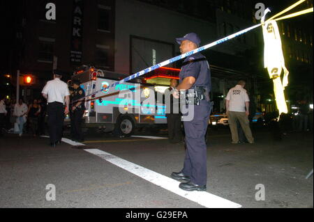 (160526) -- NEW YORK, 25 maggio 2016 (Xinhua) -- poliziotti cordon off una strada vicino a Irving Plaza di new york, Stati Uniti, 25 maggio 2016. Una persona è stata uccisa e altri tre feriti in un incidente di tiro Mercoledì notte durante un concerto del rapper statunitense T.I. a Irving Plaza di New York City, la polizia ha detto. (Xinhua/David Torres) Foto Stock