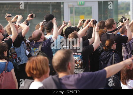 Duesseldorf, Germania. 26 Maggio, 2016. I fan della heavy metal band Iron Maiden attendere l arrivo della banda del piano privato presso l'aeroporto di Duesseldorf, Germania, 26 maggio 2016. La band è in esecuzione al festival "Rock im Revier." Foto: David Giovani/dpa/Alamy Live News Foto Stock