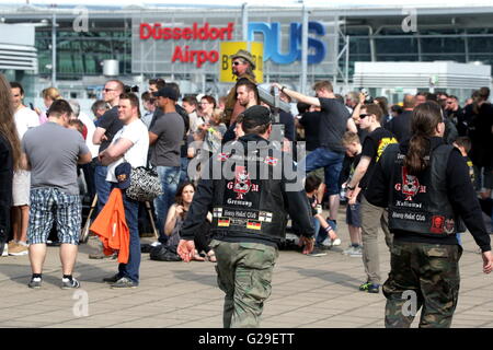 Duesseldorf, Germania. 26 Maggio, 2016. I fan della heavy metal band Iron Maiden attendere l arrivo della banda del piano privato presso l'aeroporto di Duesseldorf, Germania, 26 maggio 2016. La band è in esecuzione al festival "Rock im Revier." Foto: David Giovani/dpa/Alamy Live News Foto Stock