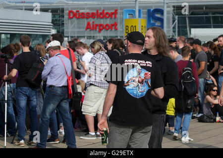 Duesseldorf, Germania. 26 Maggio, 2016. I fan della heavy metal band Iron Maiden attendere l arrivo della banda del piano privato presso l'aeroporto di Duesseldorf, Germania, 26 maggio 2016. La band è in esecuzione al festival "Rock im Revier." Foto: David Giovani/dpa/Alamy Live News Foto Stock