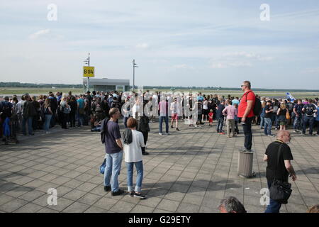 Duesseldorf, Germania. 26 Maggio, 2016. I fan della heavy metal band Iron Maiden attendere l arrivo della banda del piano privato presso l'aeroporto di Duesseldorf, Germania, 26 maggio 2016. La band è in esecuzione al festival "Rock im Revier." Foto: David Giovani/dpa/Alamy Live News Foto Stock