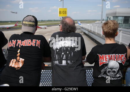 Duesseldorf, Germania. 26 Maggio, 2016. Maik, Armin e Robin, fan della heavy metal band Iron Maiden attendere l arrivo della banda del piano privato presso l'aeroporto di Duesseldorf, Germania, 26 maggio 2016. La band è in esecuzione al festival "Rock im Revier." Foto: David Giovani/dpa/Alamy Live News Foto Stock